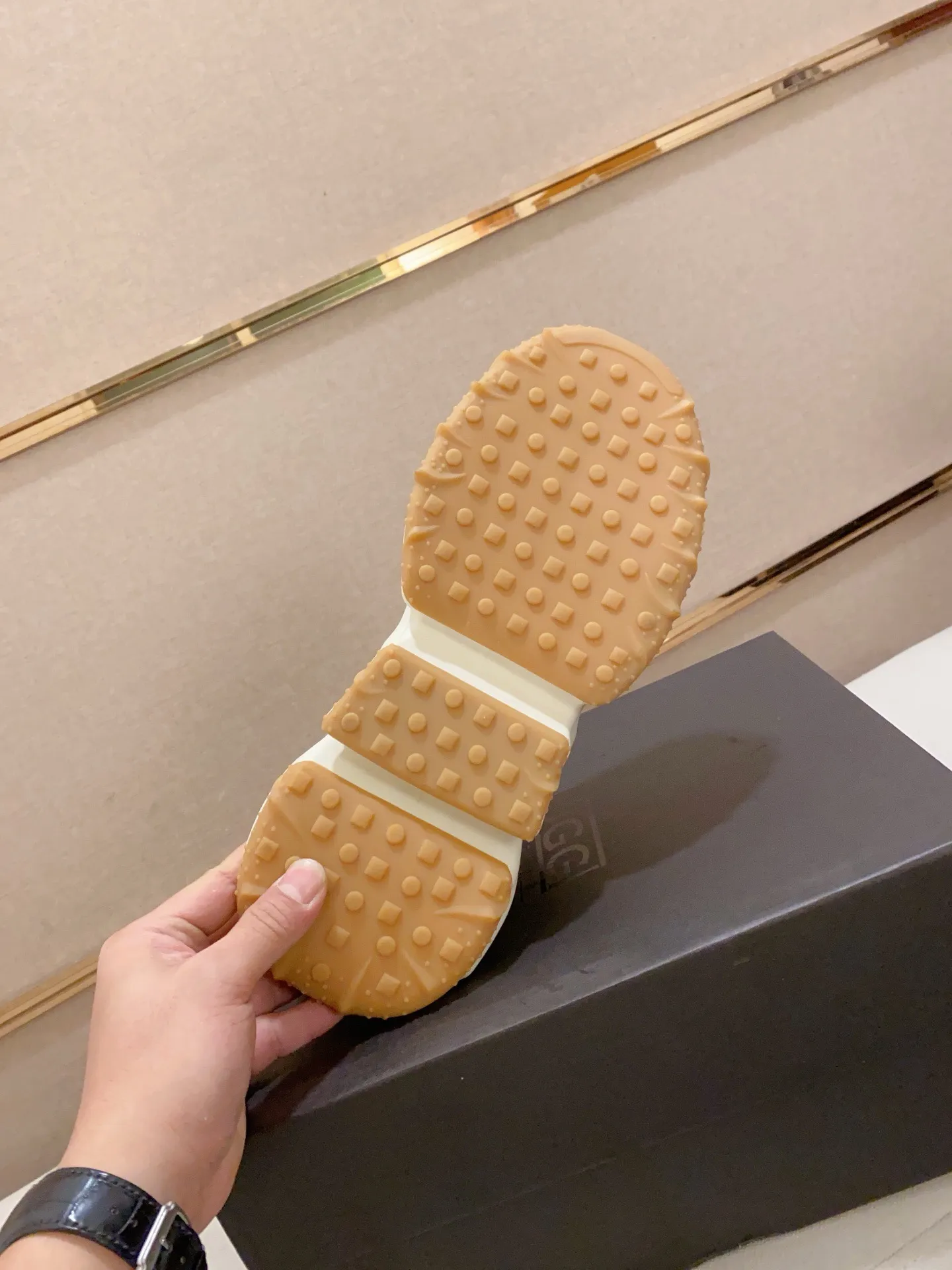 Factory price: 760💰(high-end goods) UGG❄️❄️The latest fashionable men's shoes👟 1:1⃣️Quality, fabric: high-end quality first-layer cowhide imported from Europe. Lining: wool lining, sole: pure imported foam outsole. ❤️High-end goods, fine workmanship, trendy and fashionable. The fit is very classy. If you know the goods, you will not be able to refuse😍😍Number of codes: 39-44